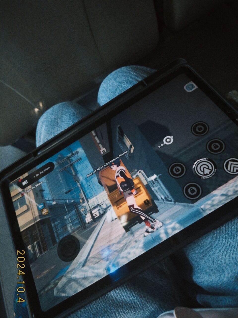 Foto tablet in bus appoggiato col gioco aperto nell'ambiente base della città.