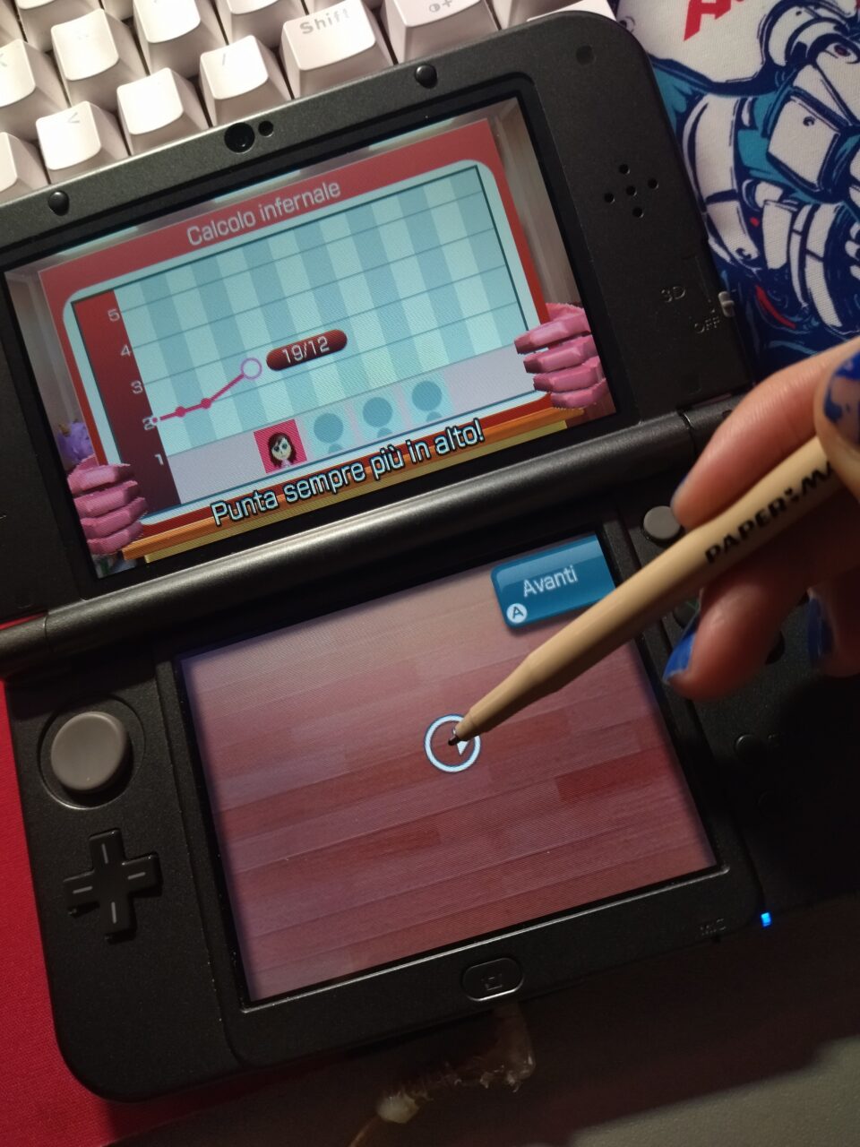 Foto al 3DS, schermata grafico calcolo infernale, il commento del dottore "Punta sempre più in alto!" usando una penna Paper Mate Replay come stilo e lo smalto sulle unghie rotto