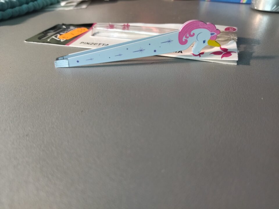 Pinzette come descritte, fronte della confezione sullo sfondo "PINZETTA PER SOPRACCIGLIA", "1pz"