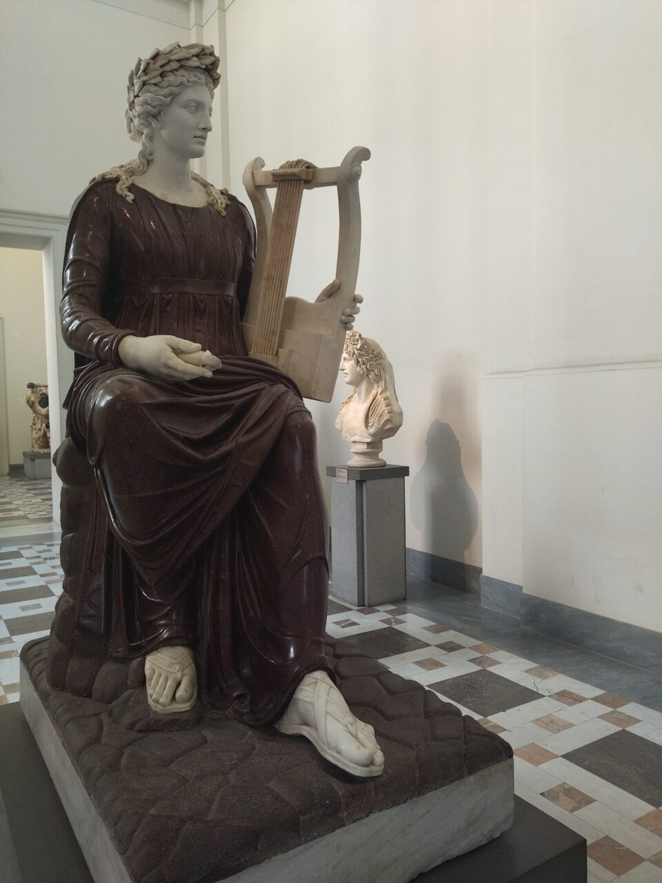 Statua fotografata da davanti-destra.