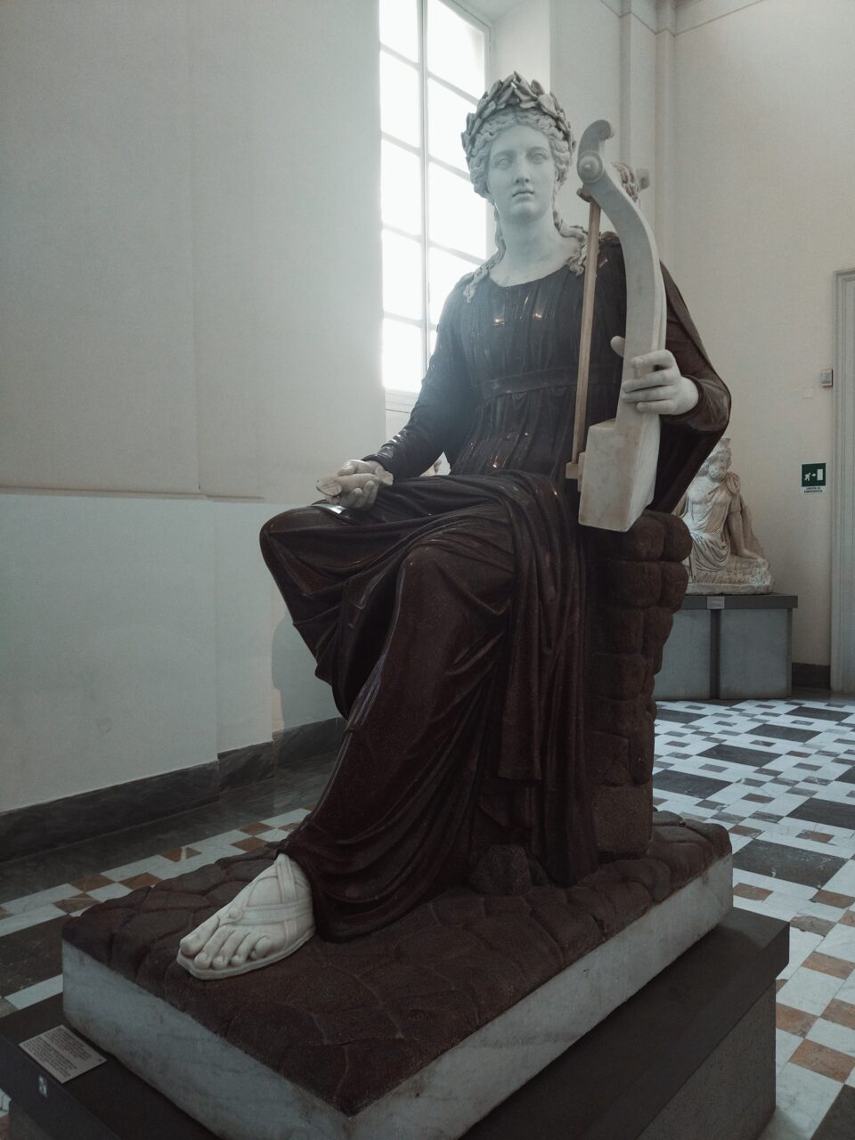 Statua fotografata da davanti-sinistra, foto lievemente filtrata per far risaltare il bianco e il nero.